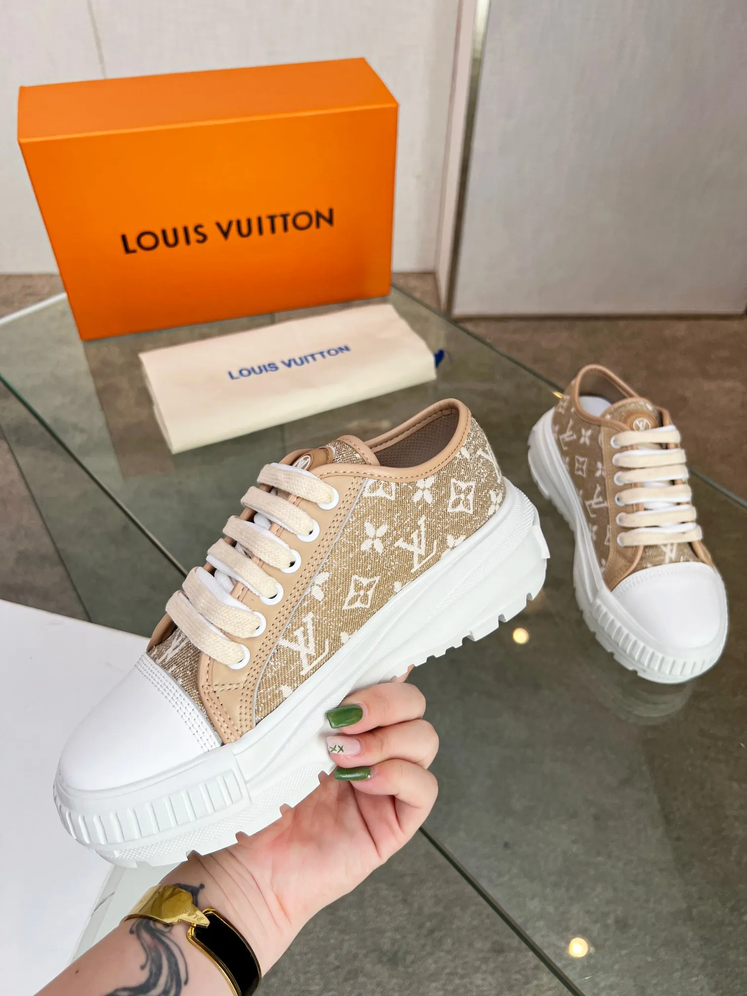 👟👟Ex-factory price 440👟👟 This LV Squad sneaker is made of Monogram denim to stretch out the midsummer comfort. The same color leather outlines the edges, the rubber LV Circle logo embellishes the tongue, and the thick yet lightweight rubber outsole upgrades the comfort again. Yardage: 35-41.